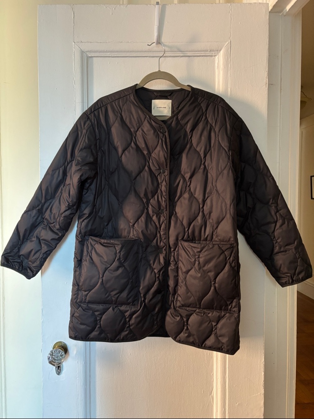 Preowned Everlane quilted black jacket. Women’s medium. Very good condition.